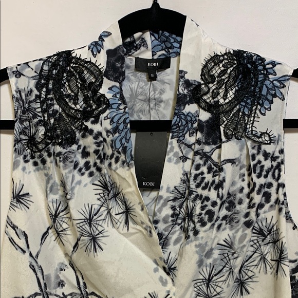 Kobi Sleeveless Blouse with Lace - Picture 3 of 6